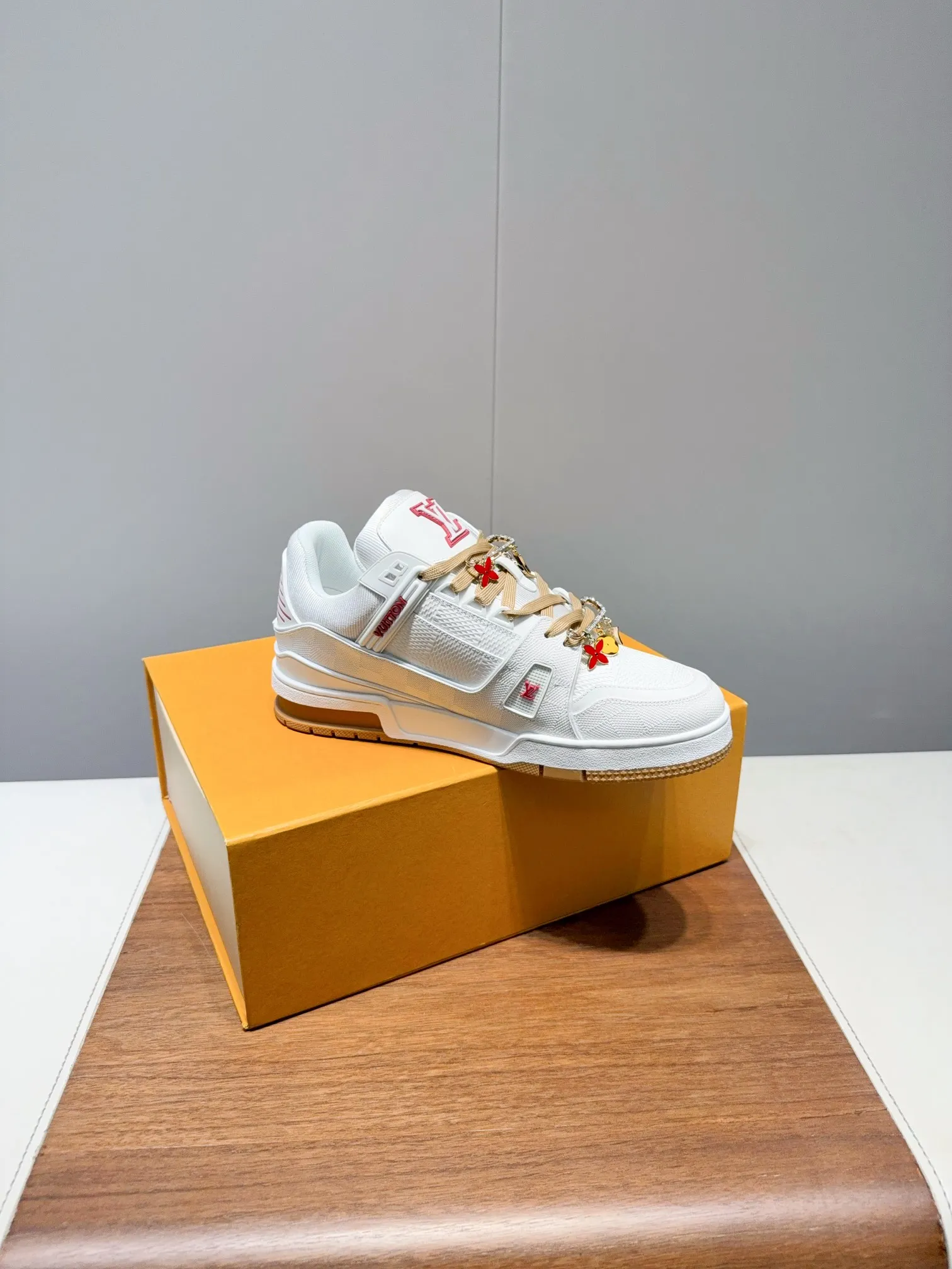 👟👟Ex-factory price 780👟👟Louis Vuitto- Louis Vuitton Couple's Casual Sports Shoes Skateboard Shoes Original purchase, development and production This LV Traine- sports shoe is made of cow leather to create a complex upper, which requires several hours of ingenious sewing to complete. The classic configuration is from the hands of Virgil Ablo-, showing the inspiration of retro basketball shoes. Exquisite packaging at the delivery counter. Fabric: Original customized first-layer cowhide. Inner foot pad: Breathable mesh. Heel height: 3cm. Outsole: Original molded two-color TPU combination outsole. Size: 35-45 (40 for women and 45 for men. Custom-made, non-refundable) (Note: Bulk items do not come with buckles. Please inform us if you need buckles when ordering) Buckle +20